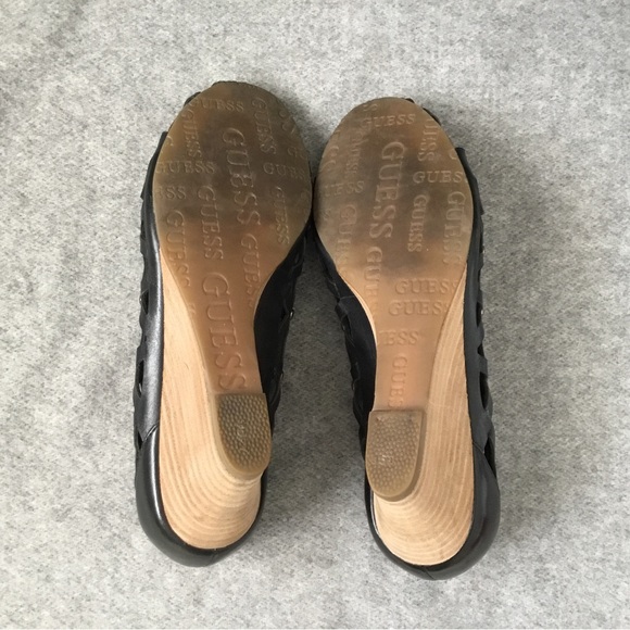 Guess Argue cutout wedge shoe with peep toe, size 5.5. - Picture 4 of 5